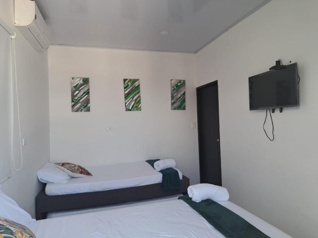 Postel nebo postele na pokoji v ubytování Aloha Beach SAI