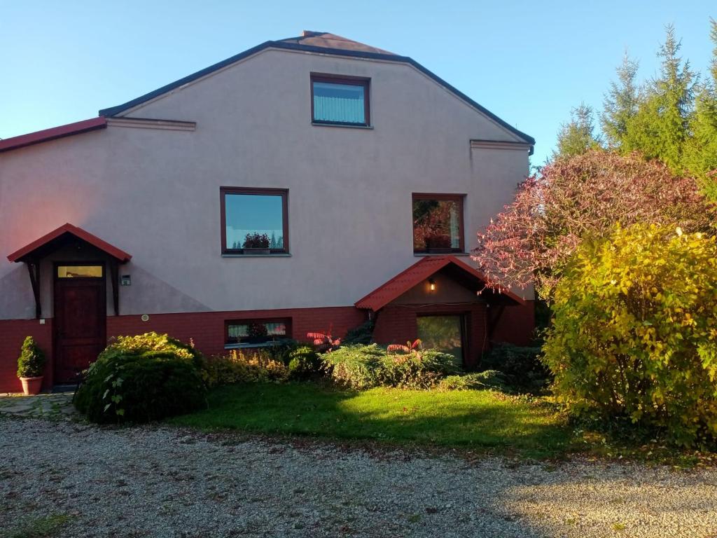 une grande maison blanche avec une cour dans l'établissement ROKOSZ - Noclegi Beskid Niski, à Sękowa