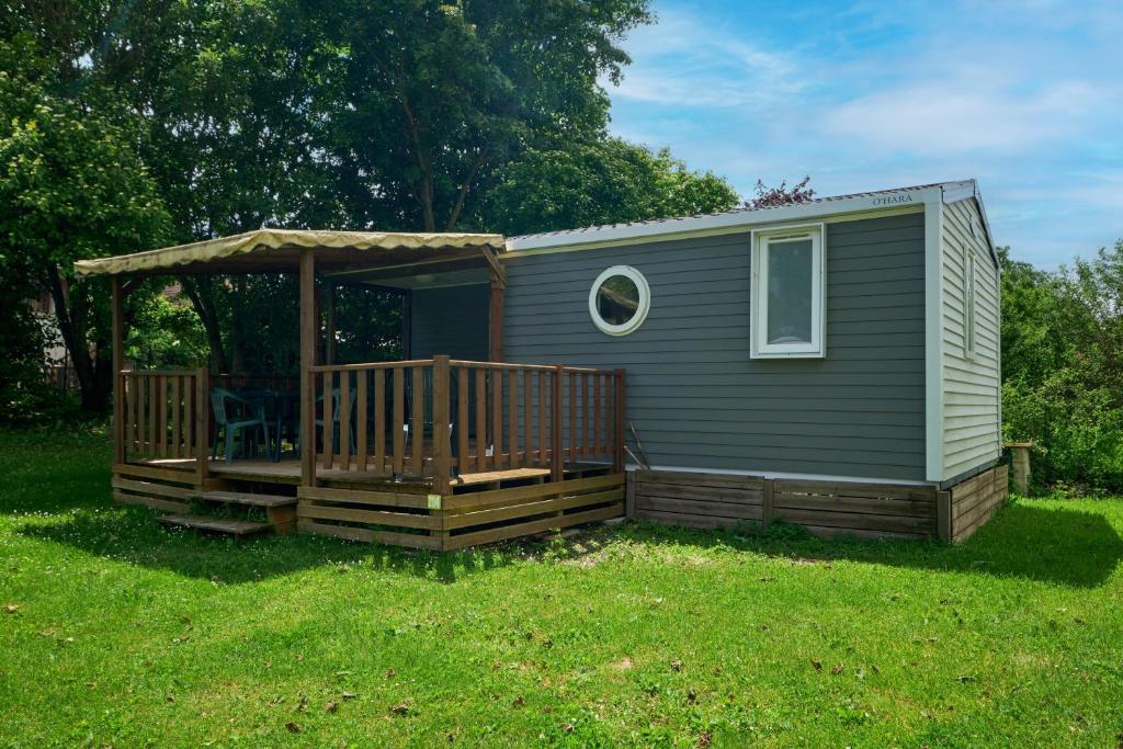 un mobil-home avec une terrasse et un gazebo dans l'établissement Mobil Home 4 personnes 204, à Mens