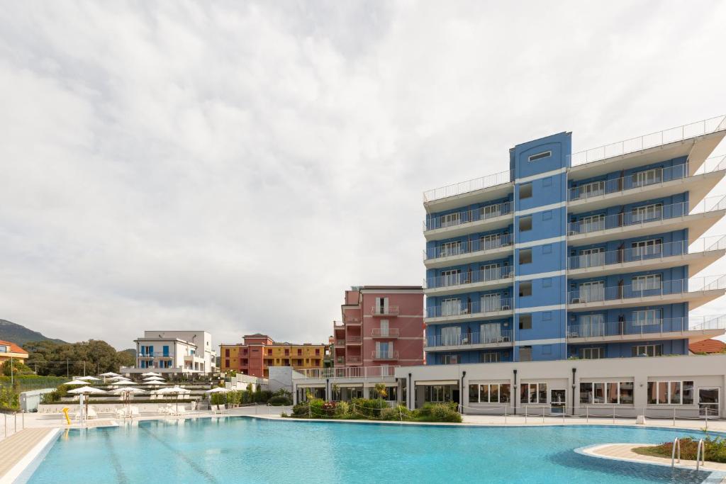 una piscina frente a un edificio en Ai Pozzi Village Resort & SPA en Loano