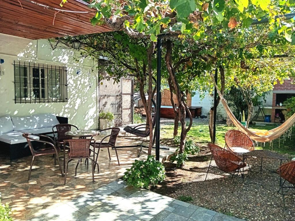 patio z hamakiem, stołami i krzesłami w obiekcie Belen w mieście San Rafael