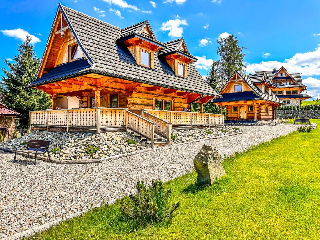 a large log cabin with a gambrel roof at Chaty Misiagi in Poronin