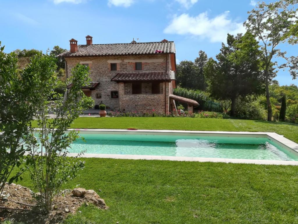 בריכת השחייה שנמצאת ב-5 bedrooms villa with private pool and wifi at Pieve Santo Stefano או באזור