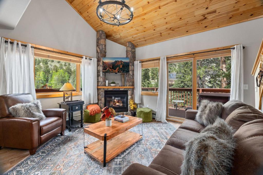 un salon avec un canapé et une table dans l'établissement Bugle Pointe B13 by Estes Park Condos, à Estes Park