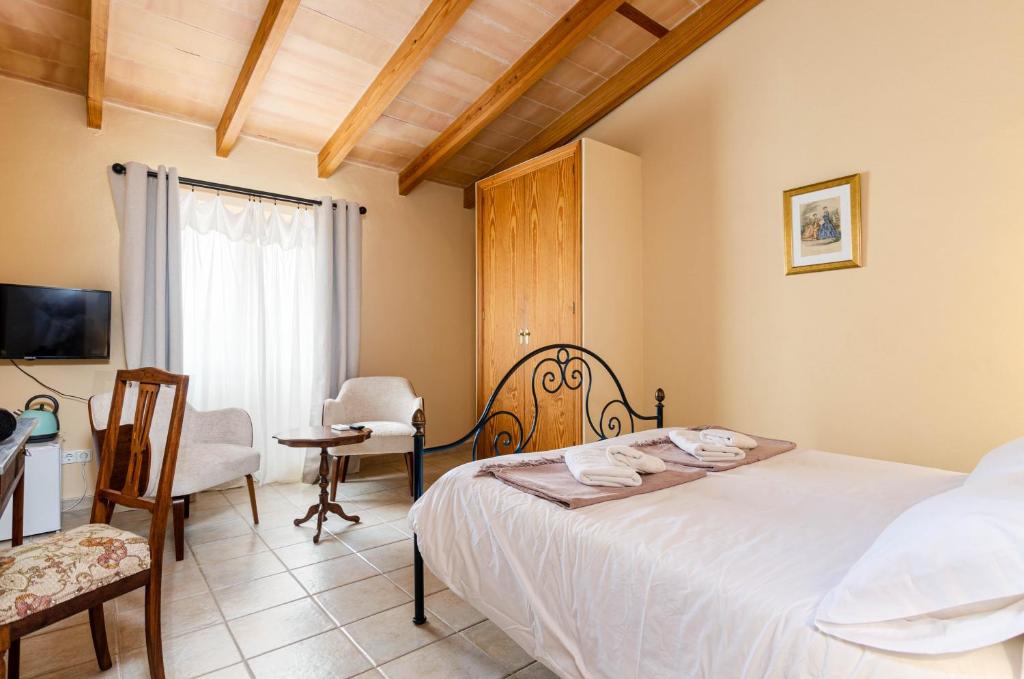 A bed or beds in a room at Finca es Rafal, Agroturisme