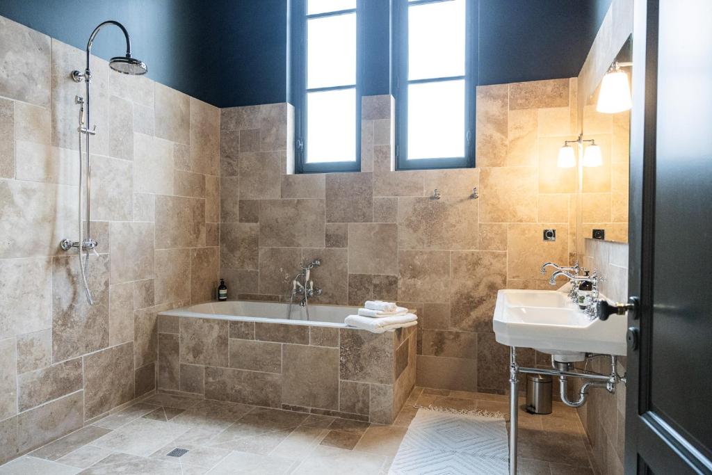Koupelna v ubytování Château Sénéjac