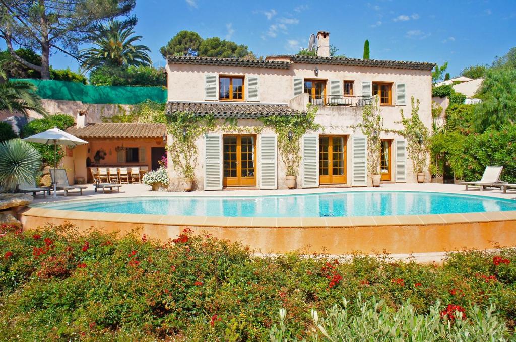 une villa avec piscine devant une maison dans l'établissement La Pokade, à Vallauris