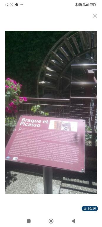 un panneau rose devant un bâtiment dans l'établissement Appartement moderne et tout confort, à Sorgues