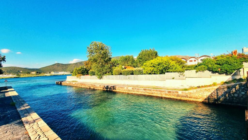 a view of a river from a bridge at VILLA CECILIA sul LAGO fronte MARE in Sperlonga