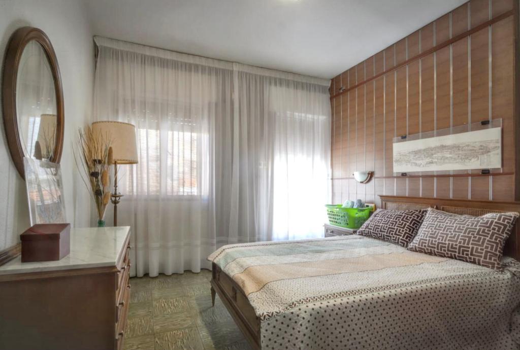 Tempat tidur dalam kamar di 3 bedrooms villa with private pool furnished terrace and wifi at Vitigudino