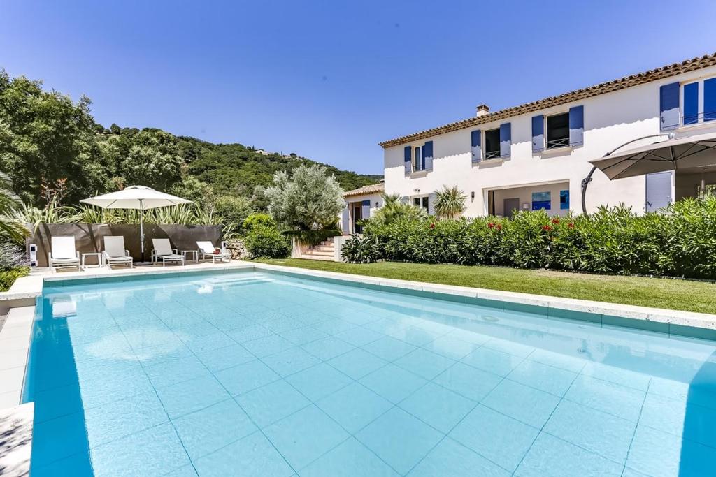 une piscine devant une villa dans l'établissement Villa Annapurna, à Grimaud
