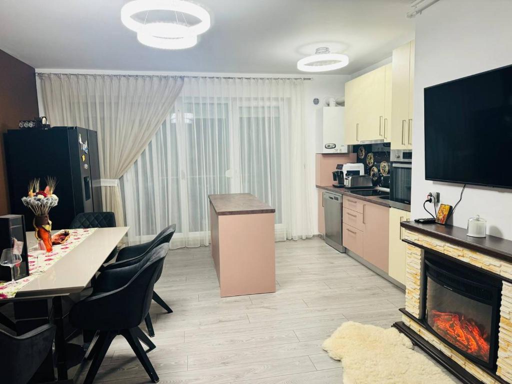 ein Wohnzimmer mit Tisch und Kamin in der Unterkunft VeroDeLux in Şelimbăr