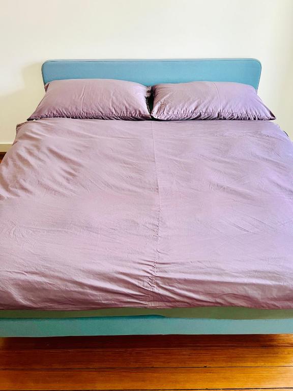 Postel nebo postele na pokoji v ubytování Wohnung im Altstadthaus am Rhein
