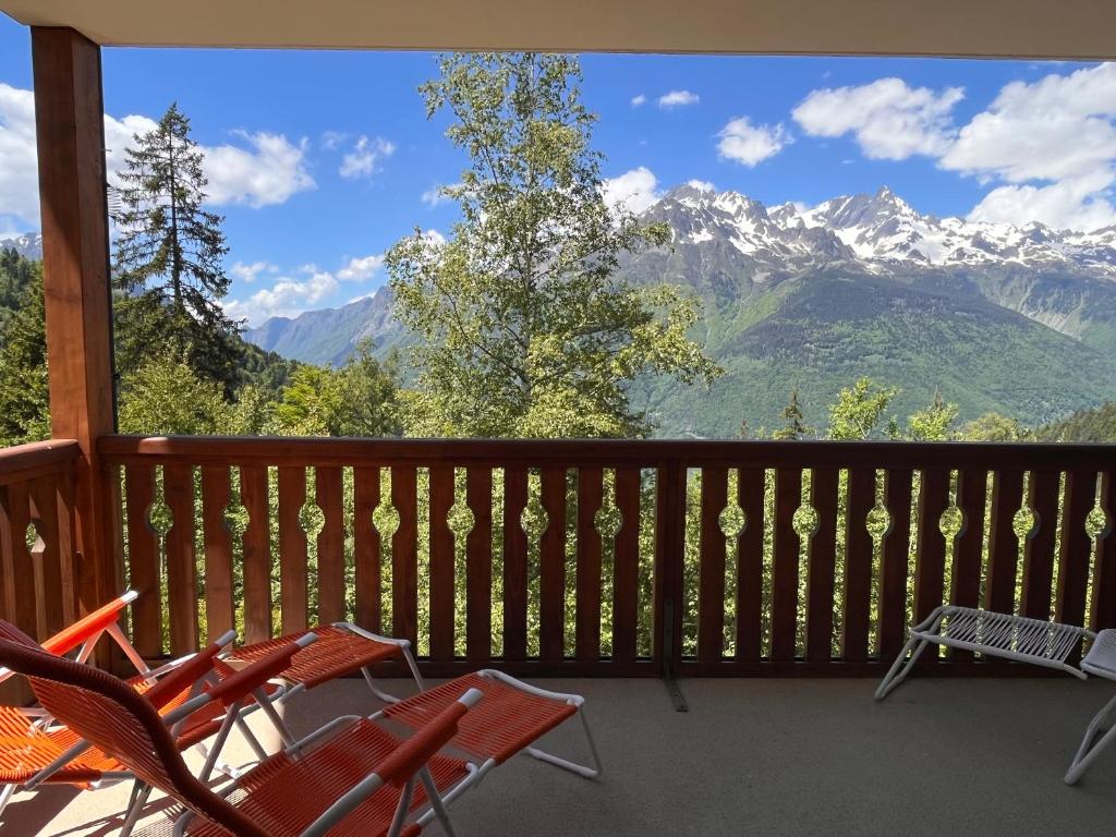 d'une terrasse avec des chaises et une vue sur les montagnes. dans l'établissement Spacious apartment with beautiful views max 8 pers, à Oz