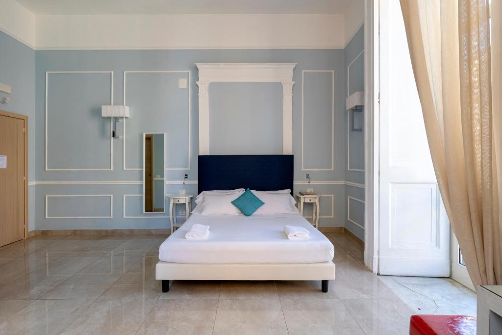 Łóżko lub łóżka w pokoju w obiekcie Napolit'amo Hotel Principe