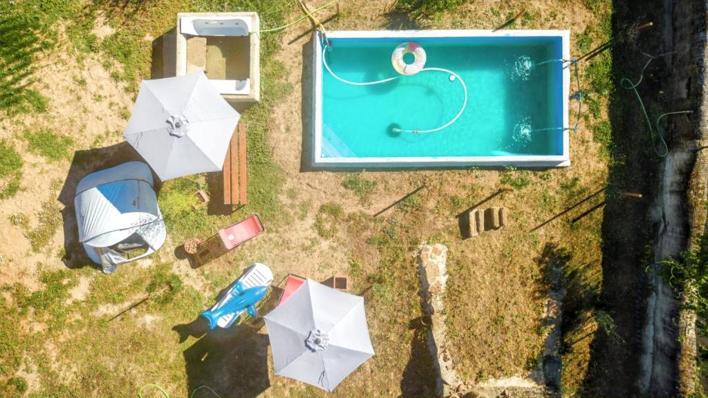 Vitigudino的住宿－3 bedrooms villa with shared pool and furnished terrace at Vitigudino，享有带遮阳伞的游泳池的顶部景致