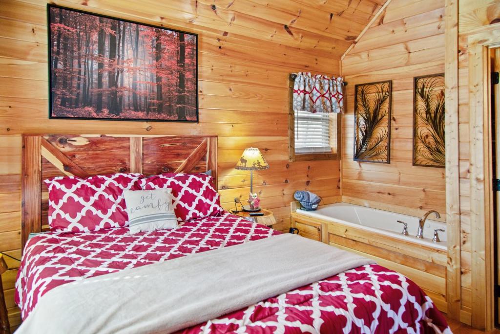 Ein Bett oder Betten in einem Zimmer der Unterkunft Cabin In The Smokeys
