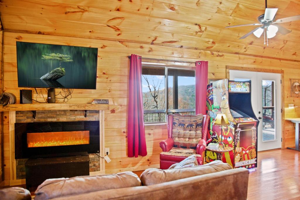 ein Wohnzimmer mit Couch und Kamin in der Unterkunft Cabin In The Smokeys in Gatlinburg