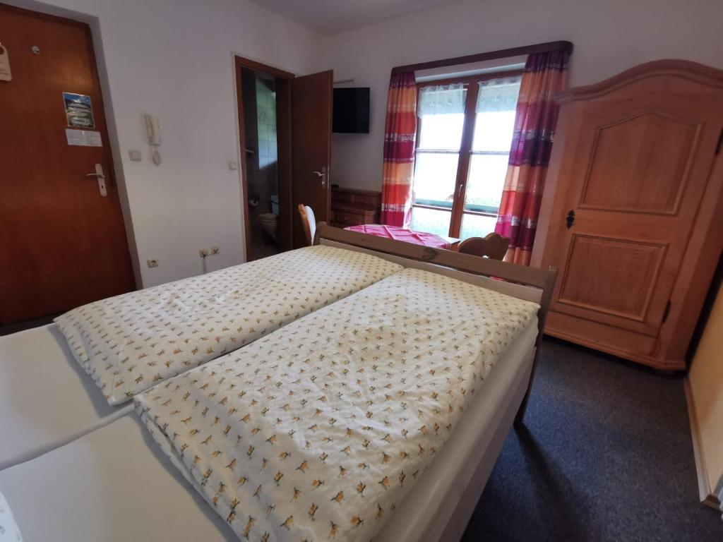 Pfeiffer Alm am Sonnenhang mit Blick auf die Zugspitze - 8