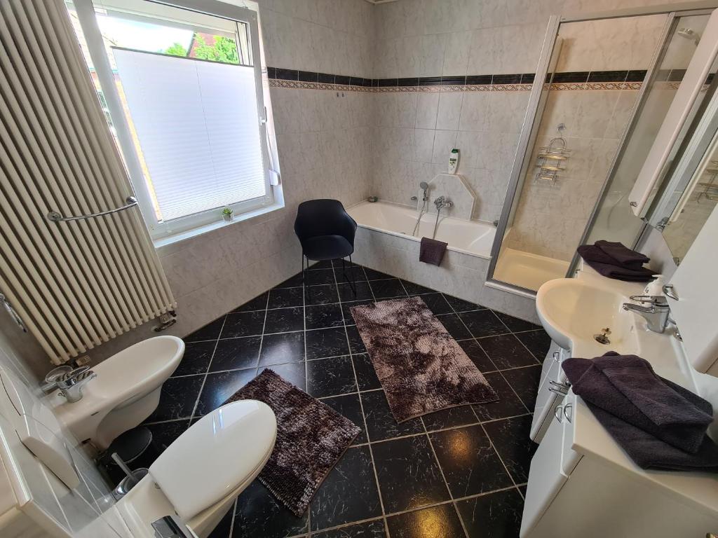 Koupelna v ubytování Stadtoase am Rathaus Emden