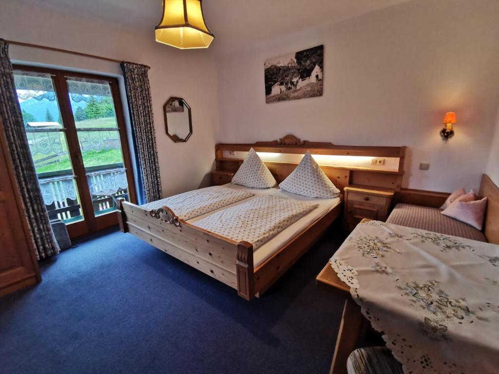 Pfeiffer Alm am Sonnenhang mit Blick auf die Zugspitze - 10