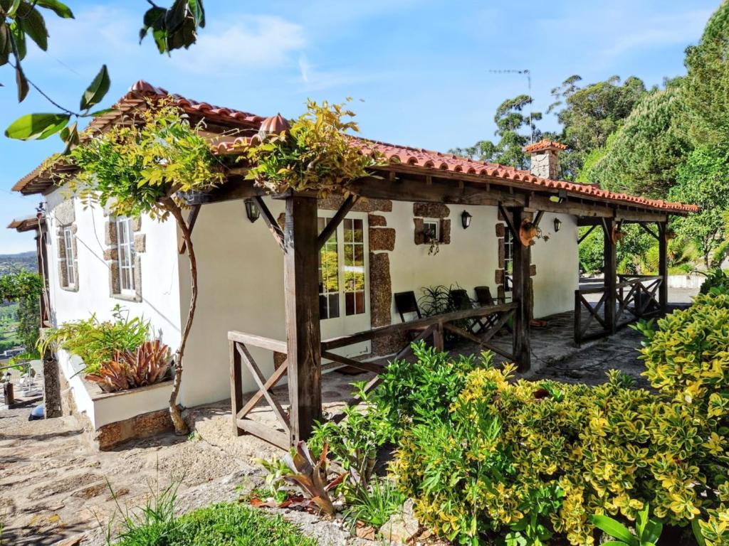 ヴィーラ・ノーヴァ・デ・ファマリカンにある2 bedrooms villa with lake view private pool and enclosed garden at Vila Nova de Famalicaoの小さな白い家