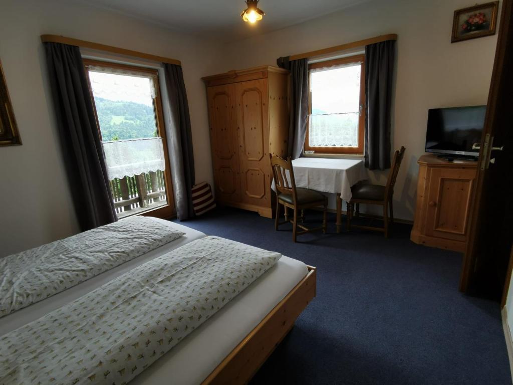 Pfeiffer Alm am Sonnenhang mit Blick auf die Zugspitze - 14