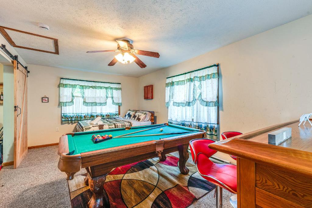 Biliár nebo kulečník v ubytování Pet-Friendly Pocono Lake Oasis with Game Room!