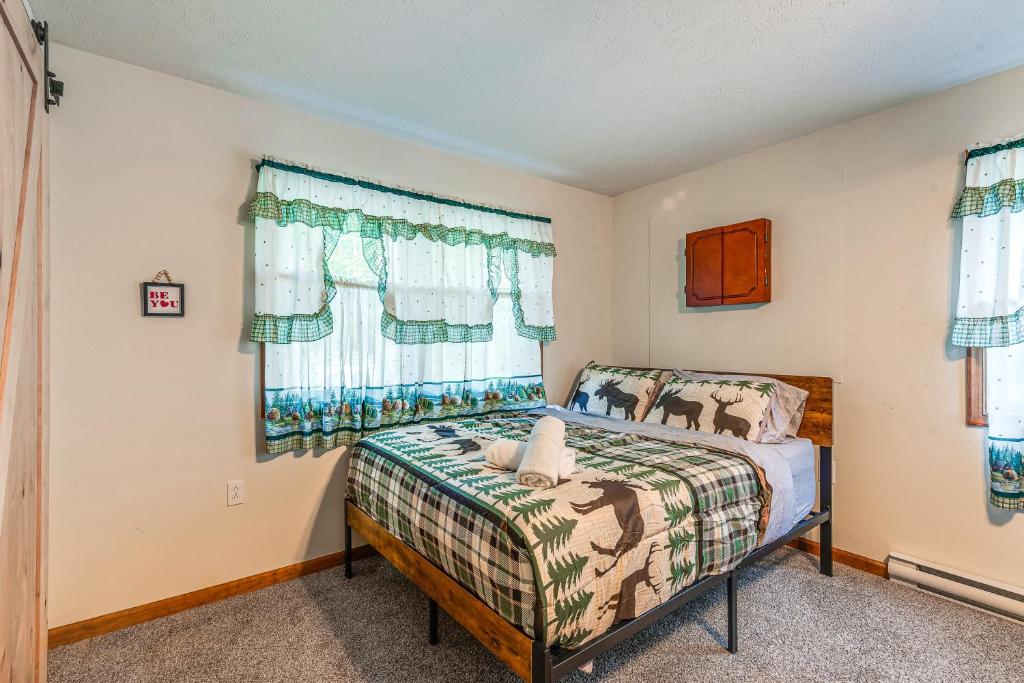 Postel nebo postele na pokoji v ubytování Pet-Friendly Pocono Lake Oasis with Game Room!