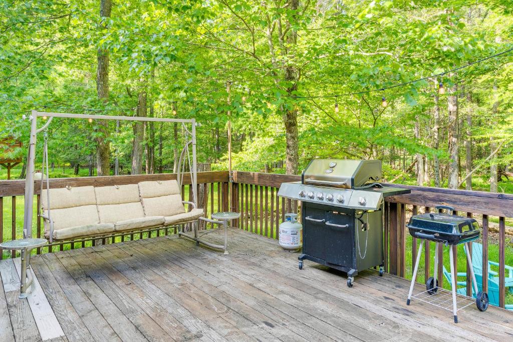 Balkón nebo terasa v ubytování Pet-Friendly Pocono Lake Oasis with Game Room!