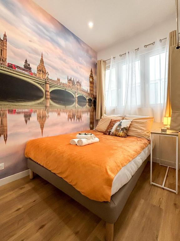 une chambre avec une grande fresque murale représentant un pont dans l'établissement Nets Inn apartments - La Coulée Verte, à Paris