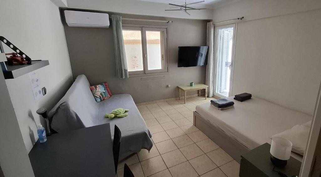 TV a/nebo společenská místnost v ubytování HoneyBee4 - Cozy studio close to the port, airport & Athens