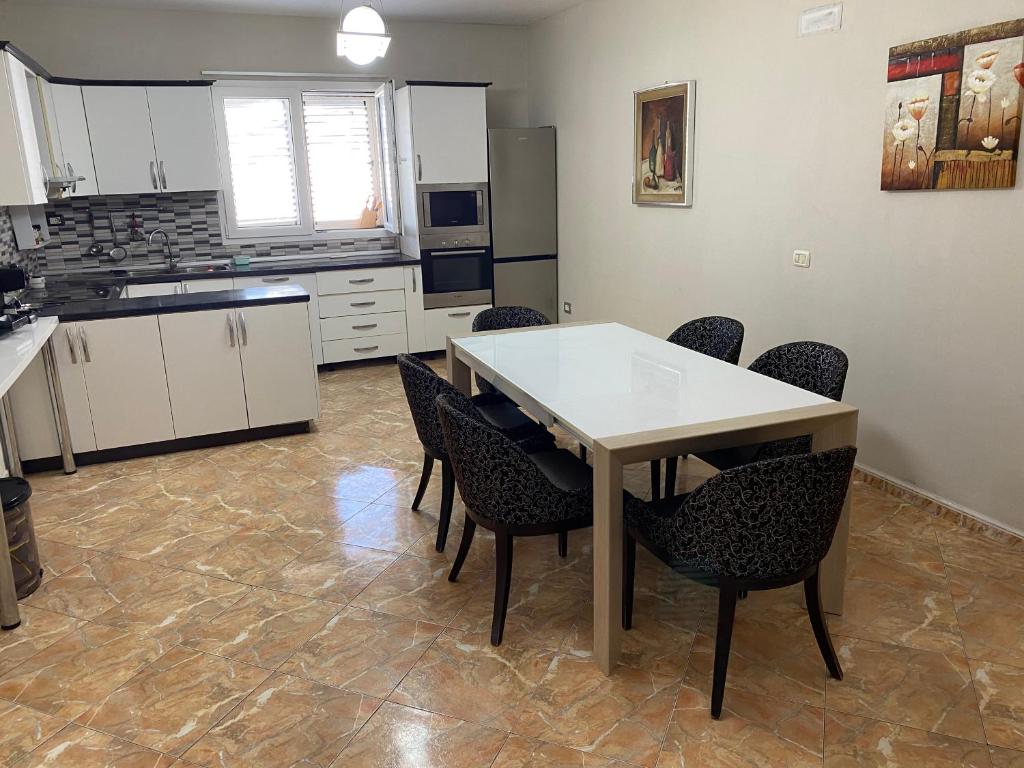 Kuchyň nebo kuchyňský kout v ubytování HENRI'S APARTAMENT