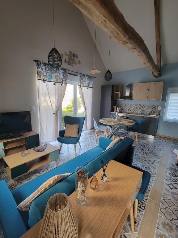 - un salon avec des canapés et des tables bleus dans l'établissement La Mésange bleue, à Ognes