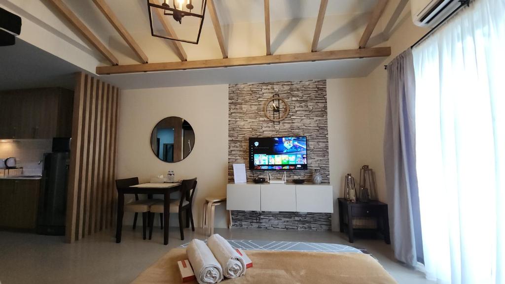 TV a/nebo společenská místnost v ubytování Alpine Breeze at Crosswinds Tagaytay
