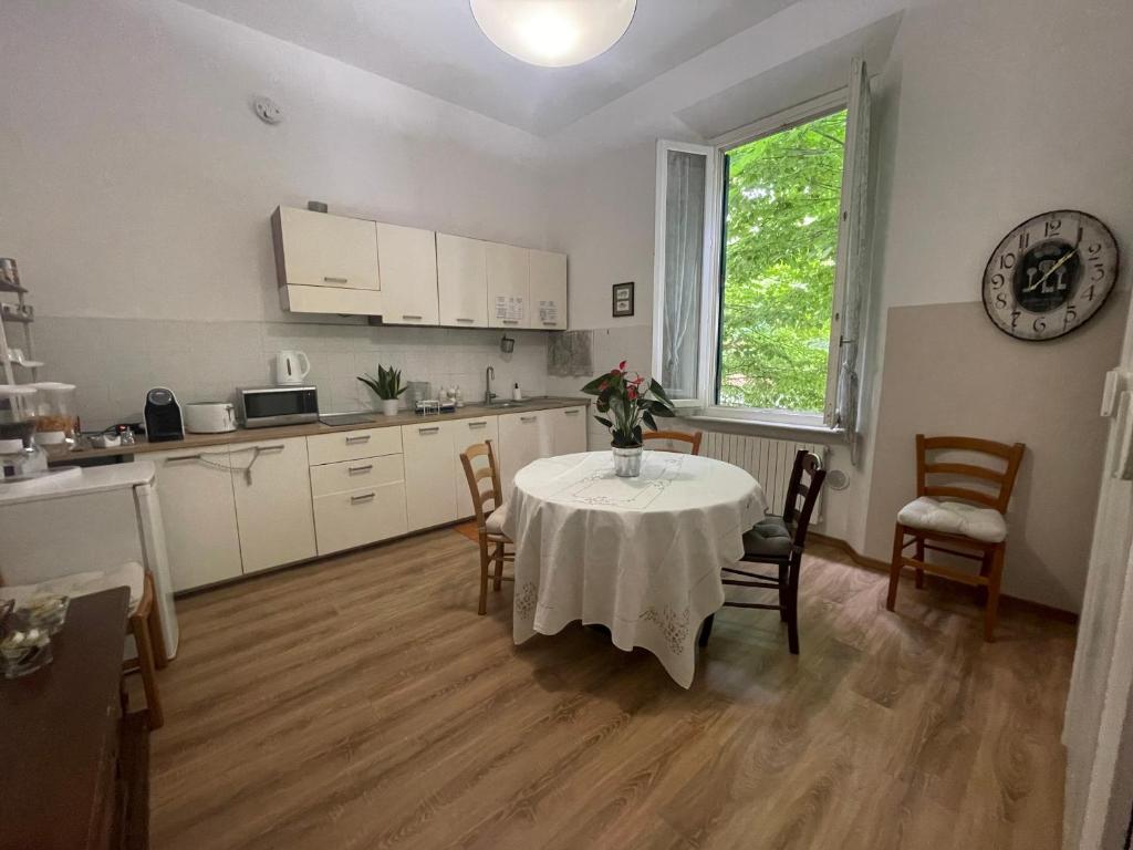 cocina con mesa, mesa y sillas en La Magnolia en Livorno