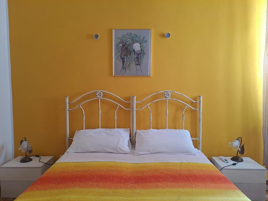 Un dormitorio con una cama con una manta colorida. en Casa Meraki - Appartamento in centro, en Avola