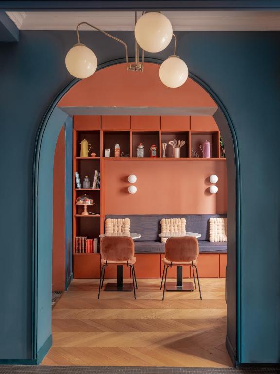 une voûte avec deux chaises et une table dans une pièce dans l'établissement Hôtel Biskui, à Levallois-Perret