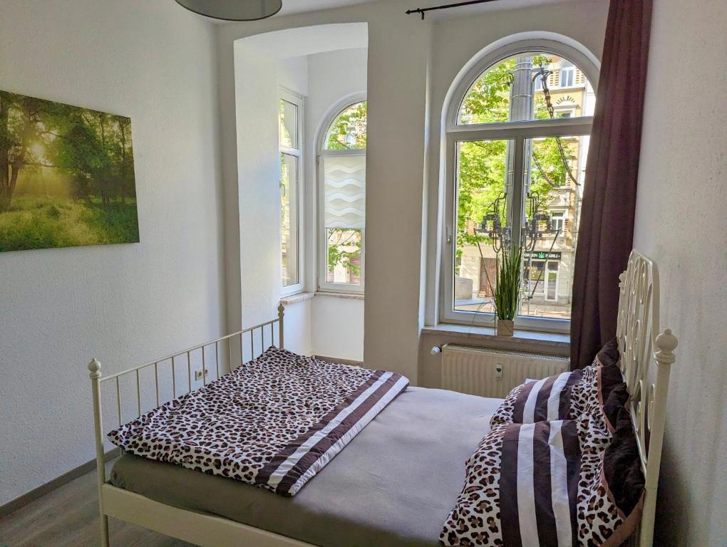 1 dormitorio con 1 cama y 2 ventanas en Am Kiez von Leipzig en Leipzig