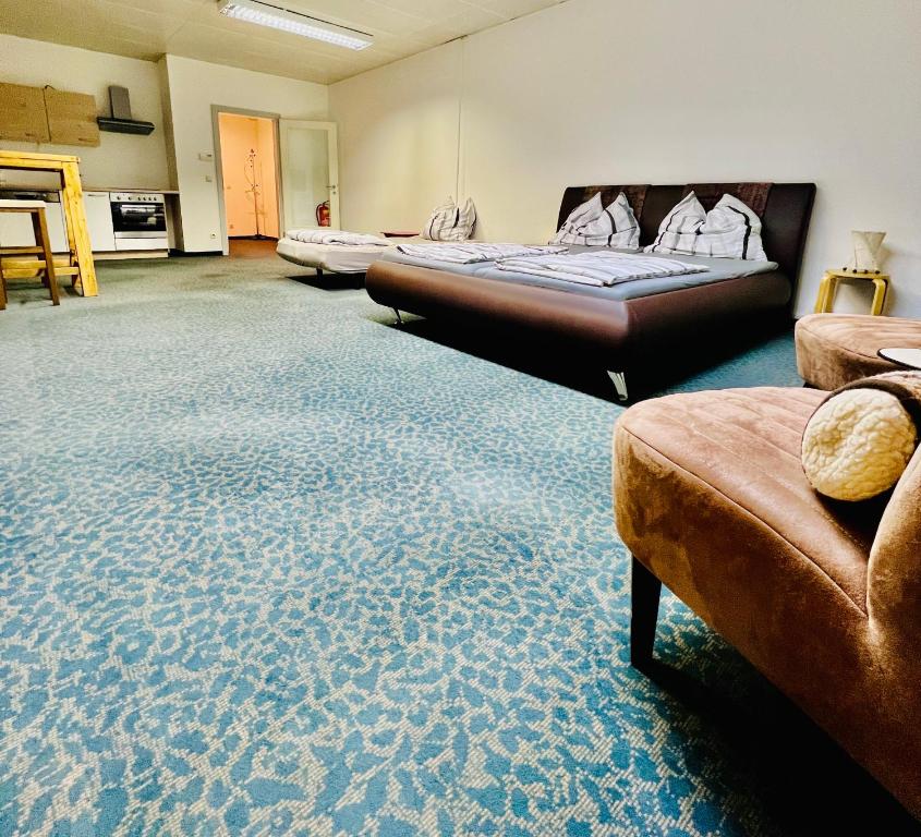 duży pokój z 2 łóżkami i kanapą w obiekcie Kobra Room, 4 Personen w Spielbergu