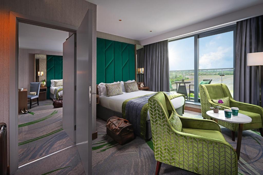 um quarto de hotel com uma cama e uma varanda em Carlton Hotel Dublin Airport em Cloghran