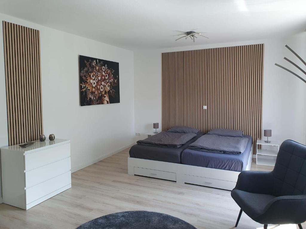 Postel nebo postele na pokoji v ubytování Stadtoase am Rathaus Emden