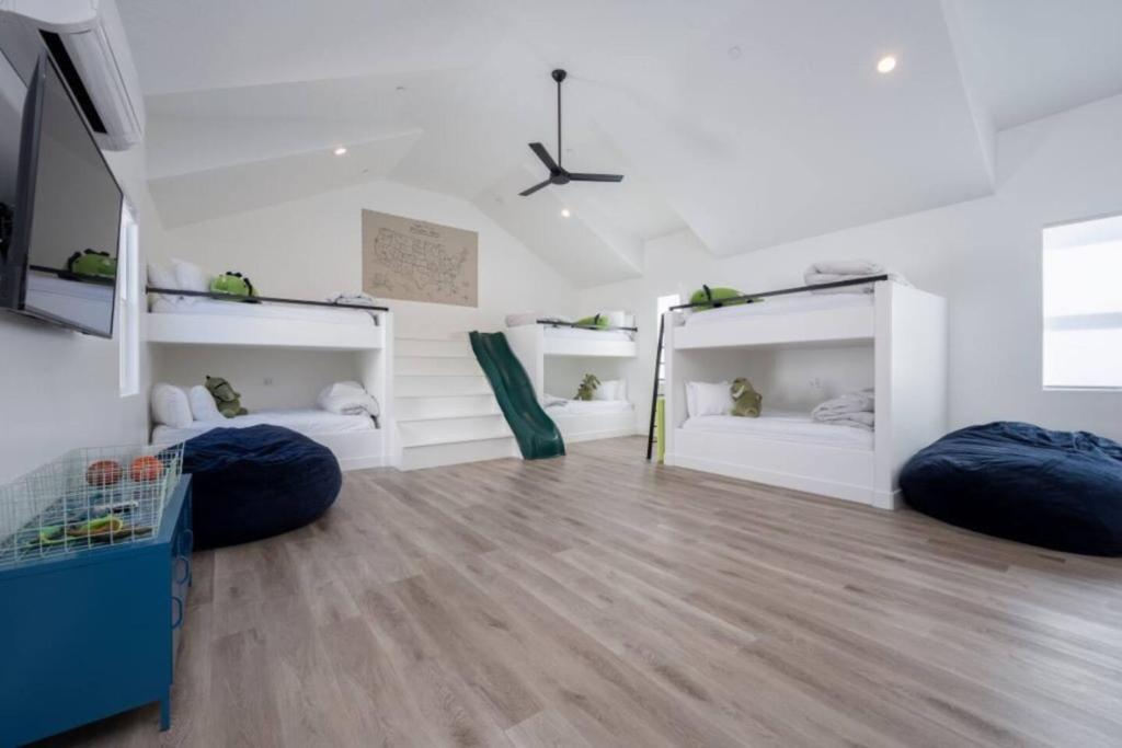 a room with two bunk beds in it at Zion Haus in Hurricane
