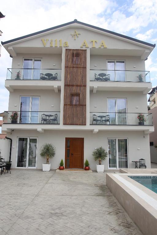Bazén v ubytování Hotel Villa ATA nebo v jeho okolí
