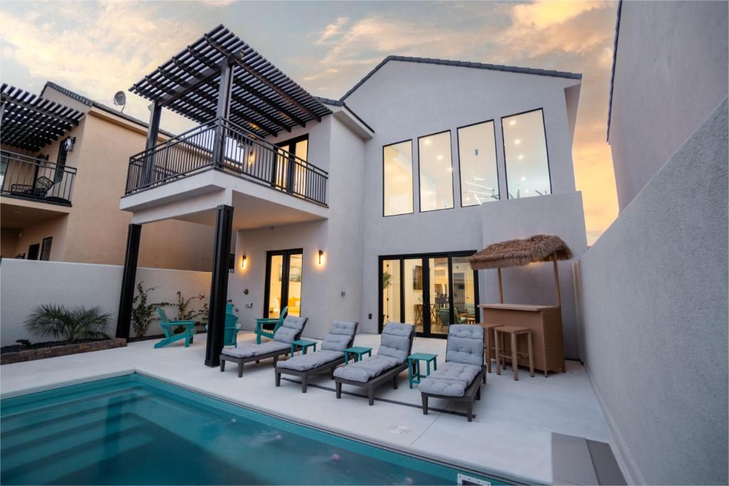 una villa con piscina y una casa en Just Beachy at Sand Hollow, en Hurricane