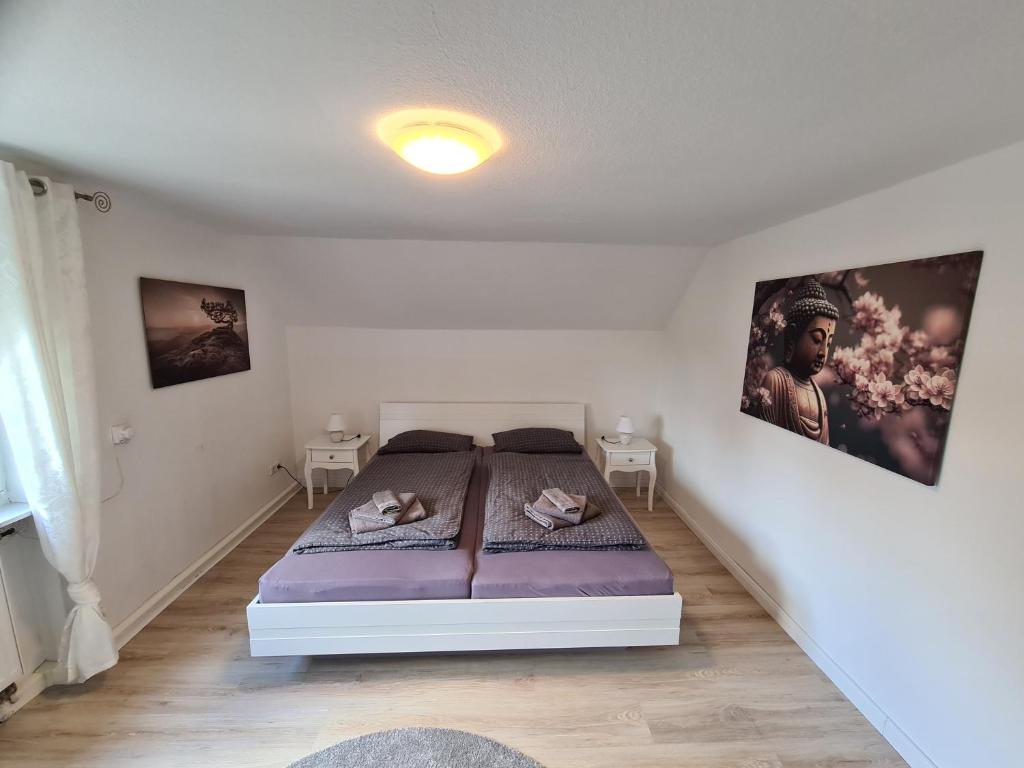 Postel nebo postele na pokoji v ubytování Stadtoase am Rathaus Emden