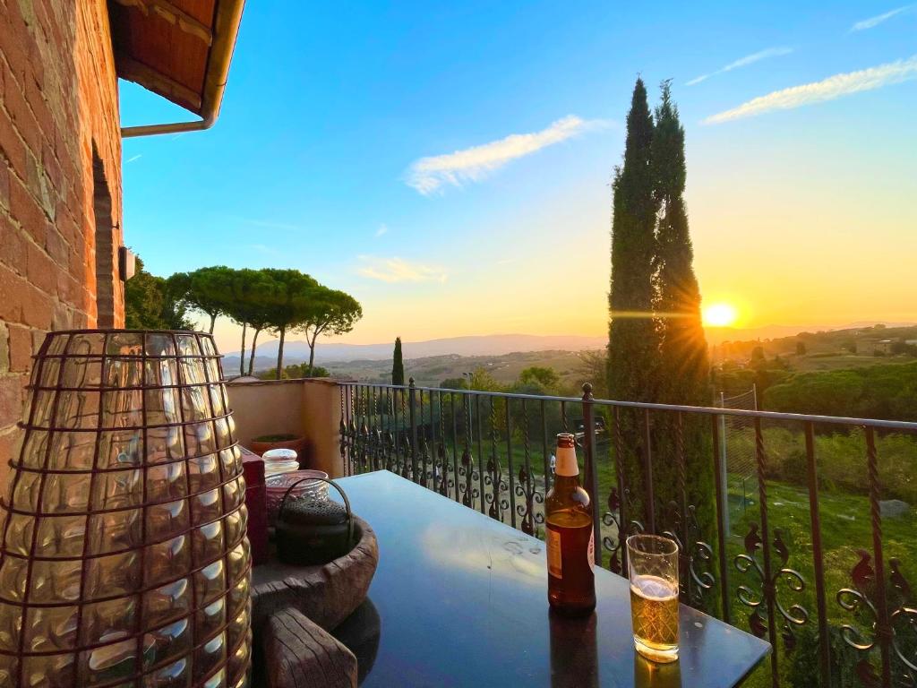 Balkon lub taras w obiekcie Magical villa, breathtaking views, large private garden and olive grove - in a cool village on the Umbria Tuscany Border