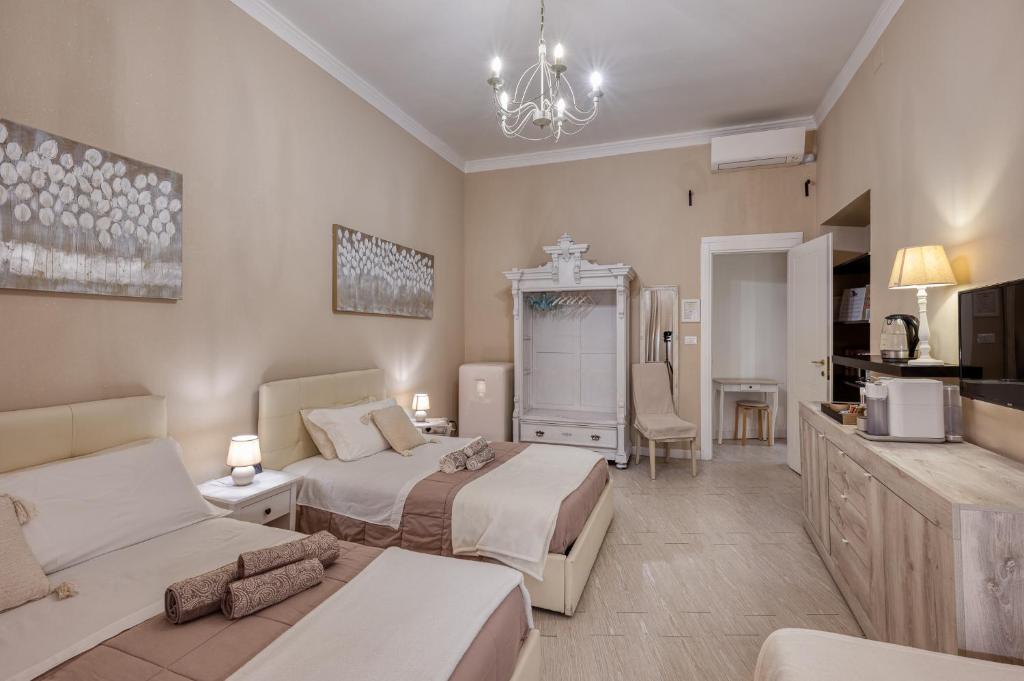 um quarto com 2 camas e uma sala de estar em Your House Rooms em Gênova