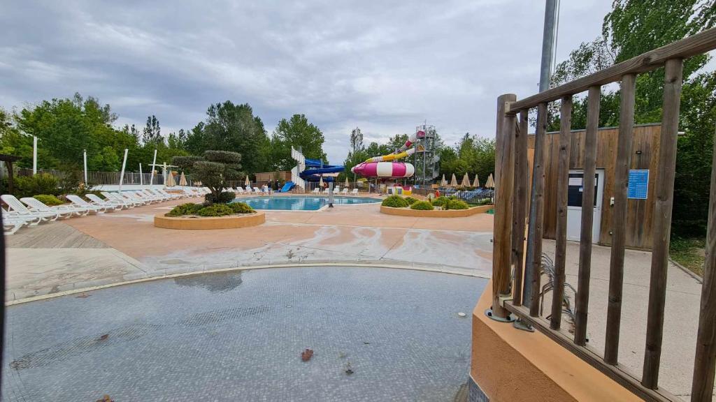 - une vue sur un parc aquatique avec une piscine dans l'établissement Mobil Home au calme Camping 4 Cadenet, à Cadenet