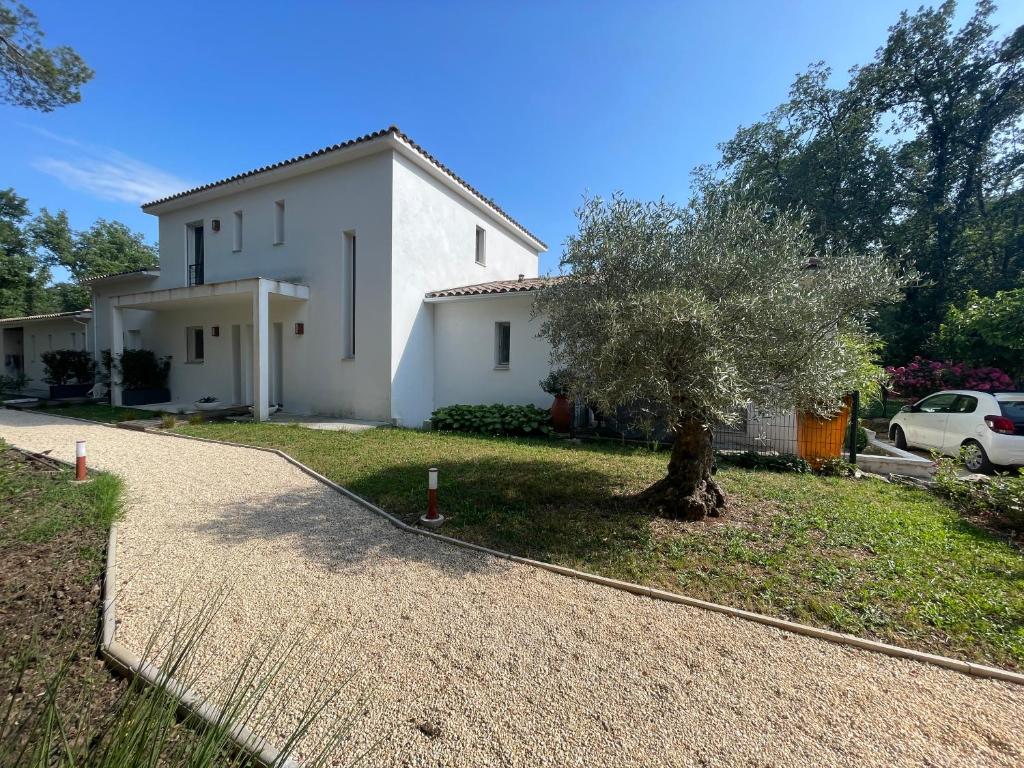 une maison blanche avec un arbre dans l'allée dans l'établissement Gardincour, à Fayence